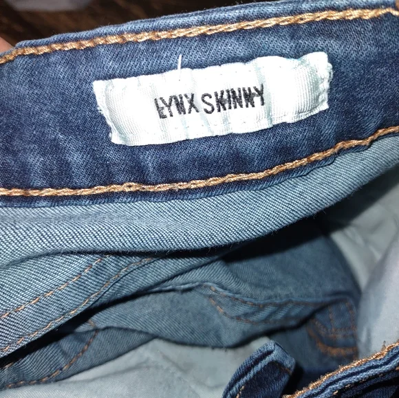 Cute and very comfy Daytrip jeans from the Buckle 27x 33 1/2. Has stretch - Picture 7 of 8